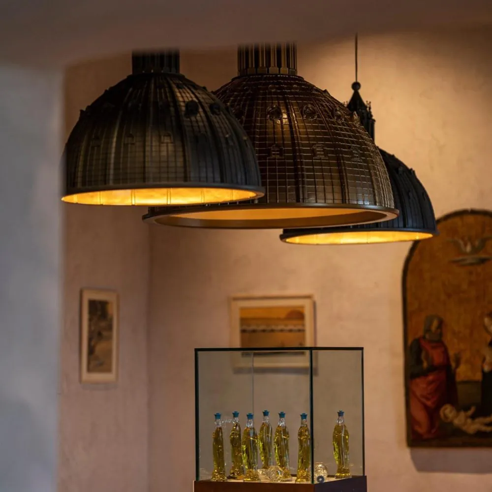 Sala della mostra con le lampade Cupola e le oliere