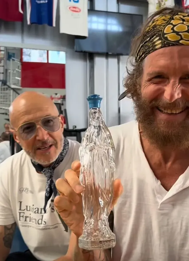 Jovanotti con l'oliera Extra Vergine