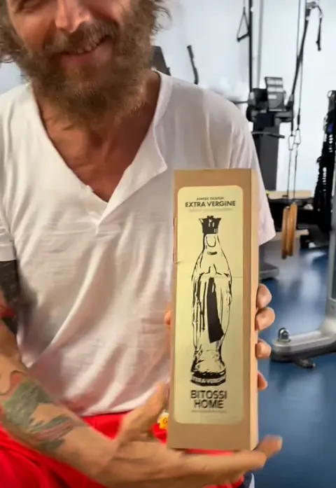 Jovanotti con la scatola Extra Vergine