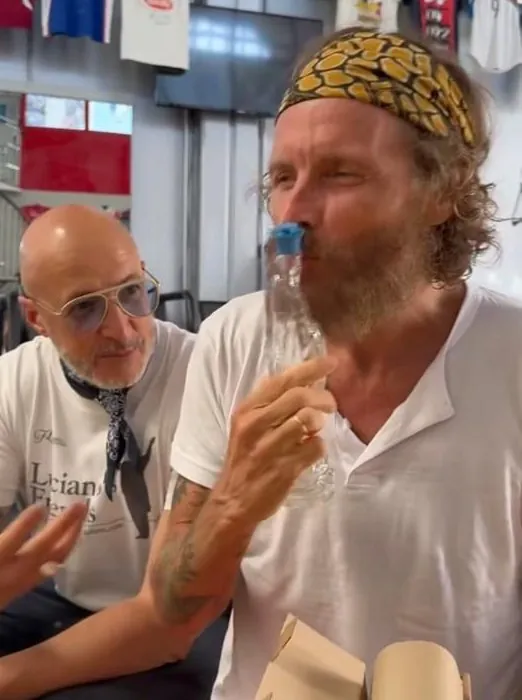 Jovanotti bacia l'oliera Extra Vergine