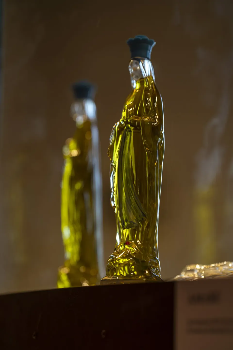 Dettaglio: le oliere Extra Vergine piene d'olio esposte in museo